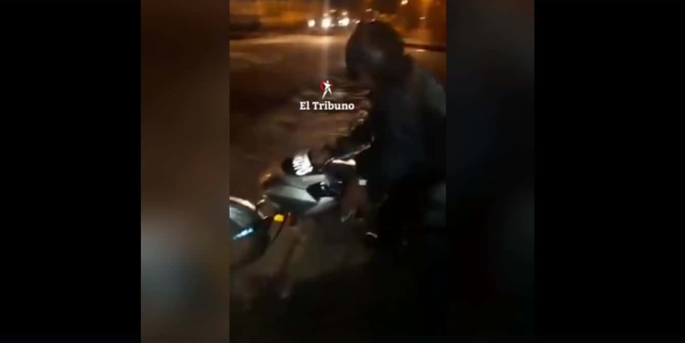 Jefe de Tránsito intenta conducir una moto oficial en total estado de ebriedad
