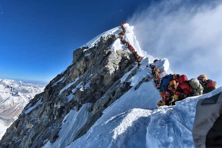 Ya suman 8 muertos por la congestión de personas en la cima del Everest