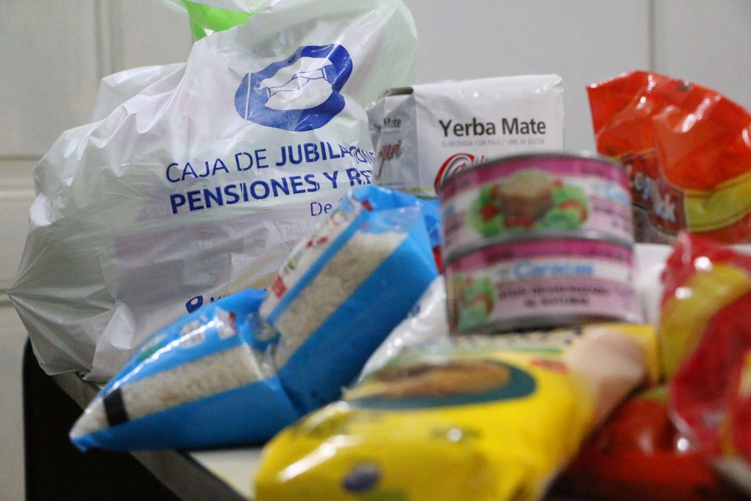 La Caja de Jubilaciones entrega alimentos a 135 municipales