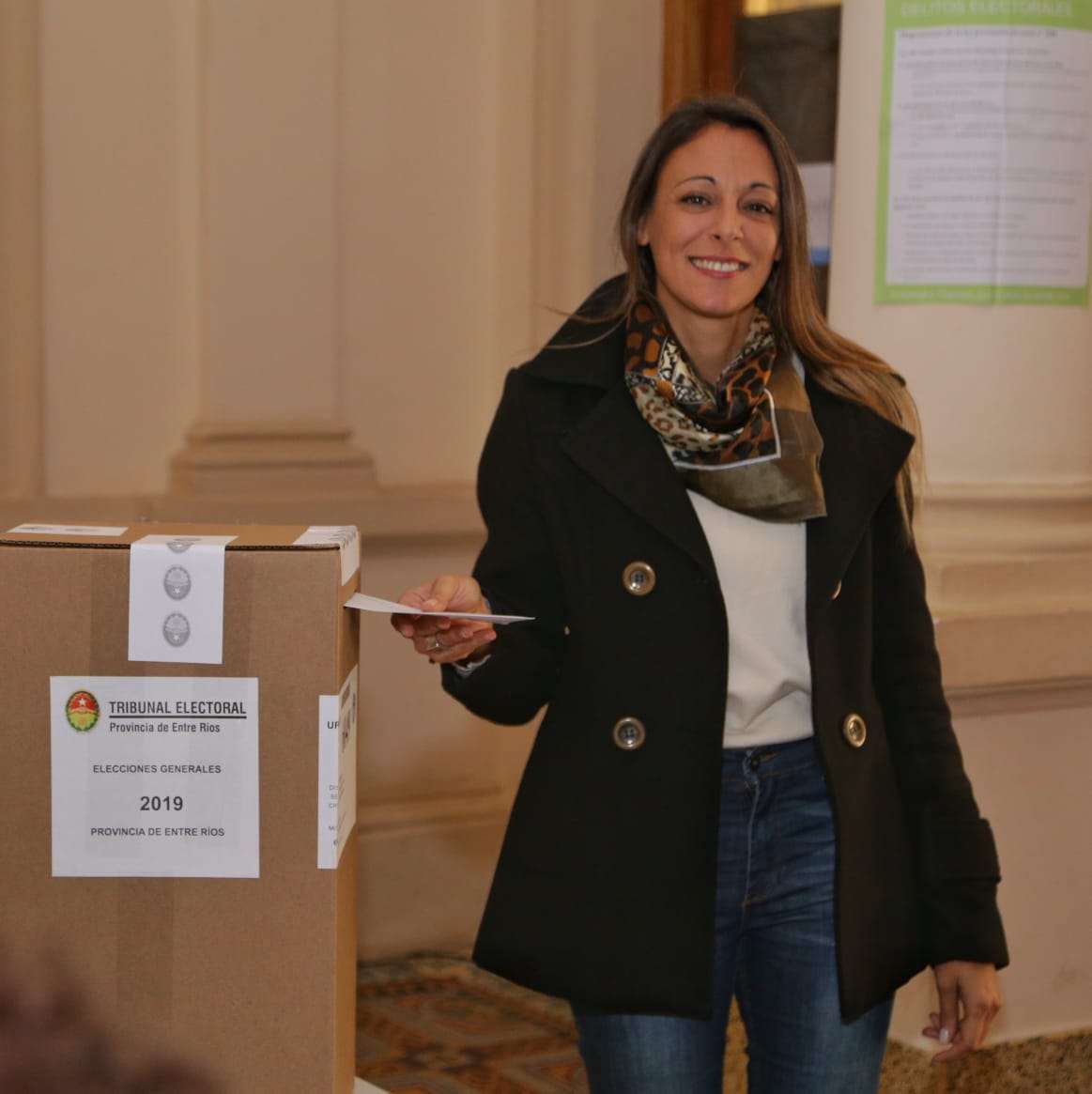 Lorena Arrozogaray votó en la Municipalidad y comenzó la recorrida por las escuelas