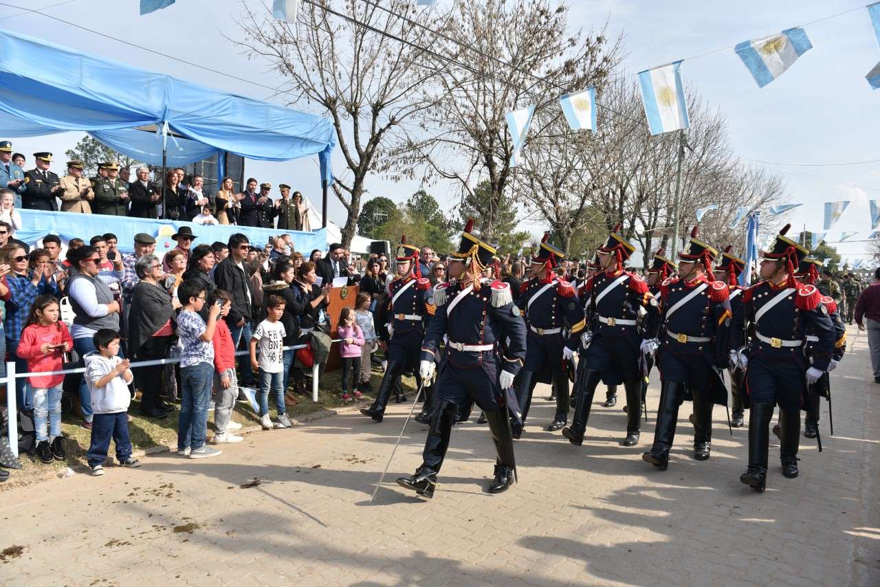 Bordet, desfile militar, y éxodo jujeño en el Día de la Bandera en Pueblo Belgrano
