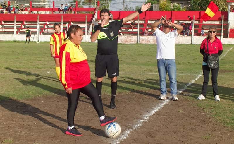 "La abuela"  futbolista tiene 54 años, sigue jugando y es furor en Entre Ríos