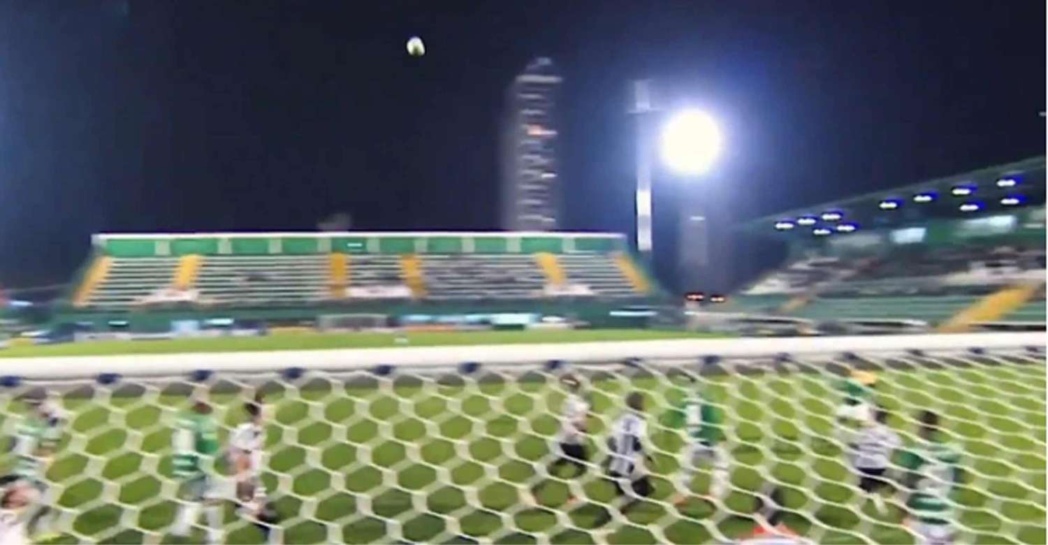 El inexplicable movimiento que hizo una pelota en un partido brasileño