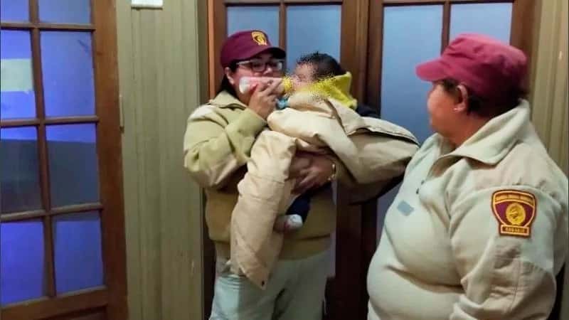 Rescataron a una beba maltratada que vivía en una carpa con su madre