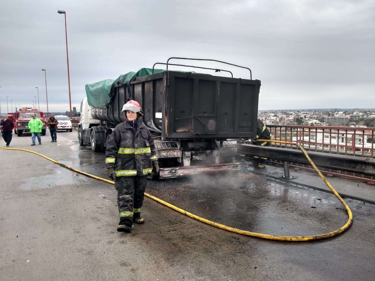 La batea de un camión se incendió en uno de los puentes del complejo Zárate - Brazo Largo