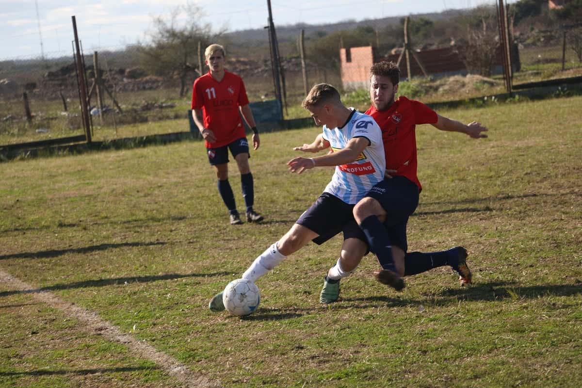 Juventud Unida goleó  4 a 1 a Independiente y quedó como único puntero