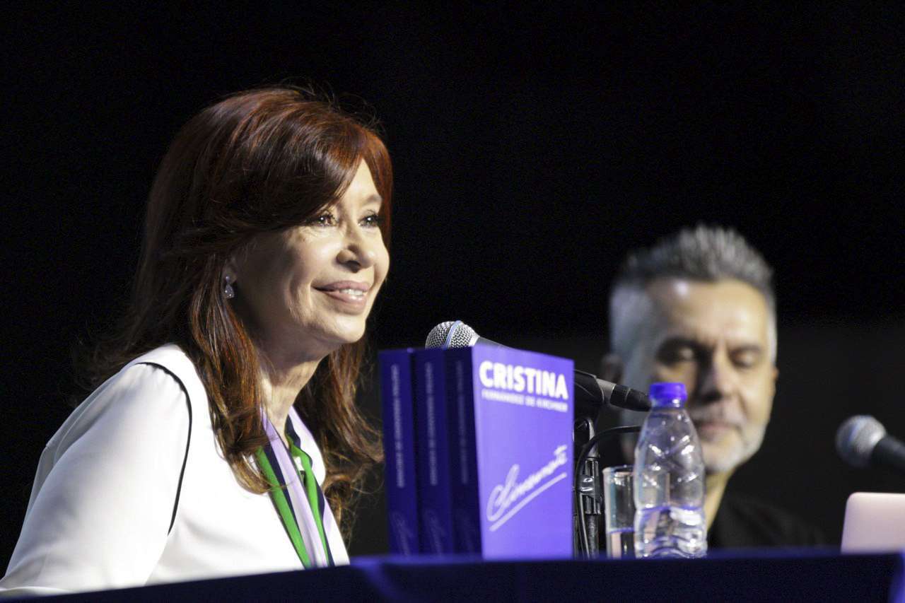 Con Massa y Kicillof presentes, Cristina  Kirchner presentó su libro en Tortuguitas