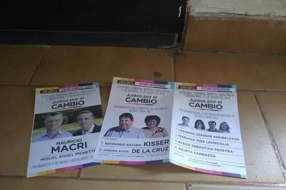 A pesar de no poder pegar, Kisser repartió su boleta con la de Macri