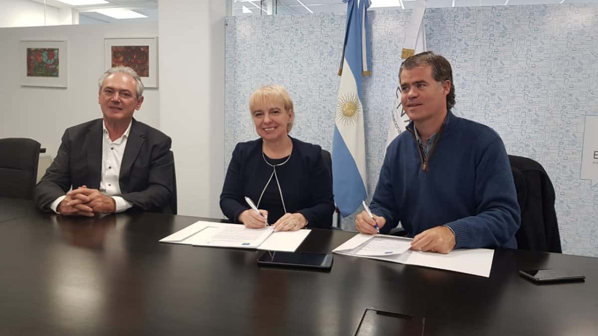Atilio Benedetti, Silvana Giudici y Martín Piaggio, en la firma del convenio 