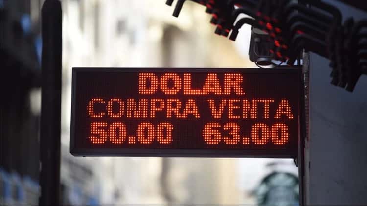 El dólar subió 9% y se cerró a 63 pesos, pese a ventas oficiales por más de USD 300 millones