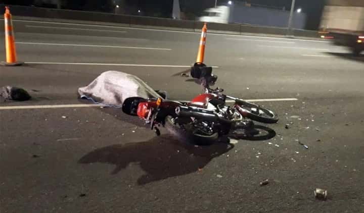 Un auto embistió a una moto, mató al conductor y huyó