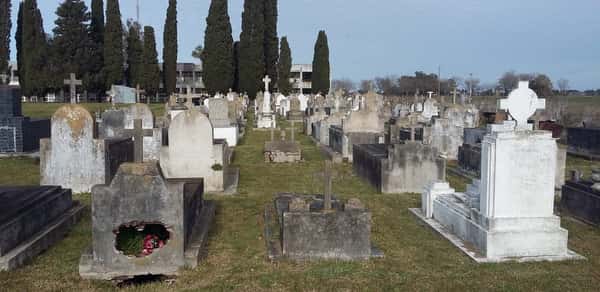Denunciaron roturas en tumbas y robo de placas en el Cementerio Urdinarrain