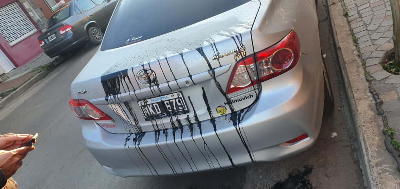 Atacaron con pintura el auto del concejal Andrés Sobredo