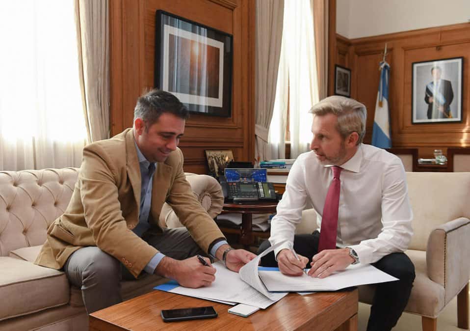 El intendente de Pueblo Belgrano, Mauricio Davico, junto al ministro del Interior, Rogelio Frigerio