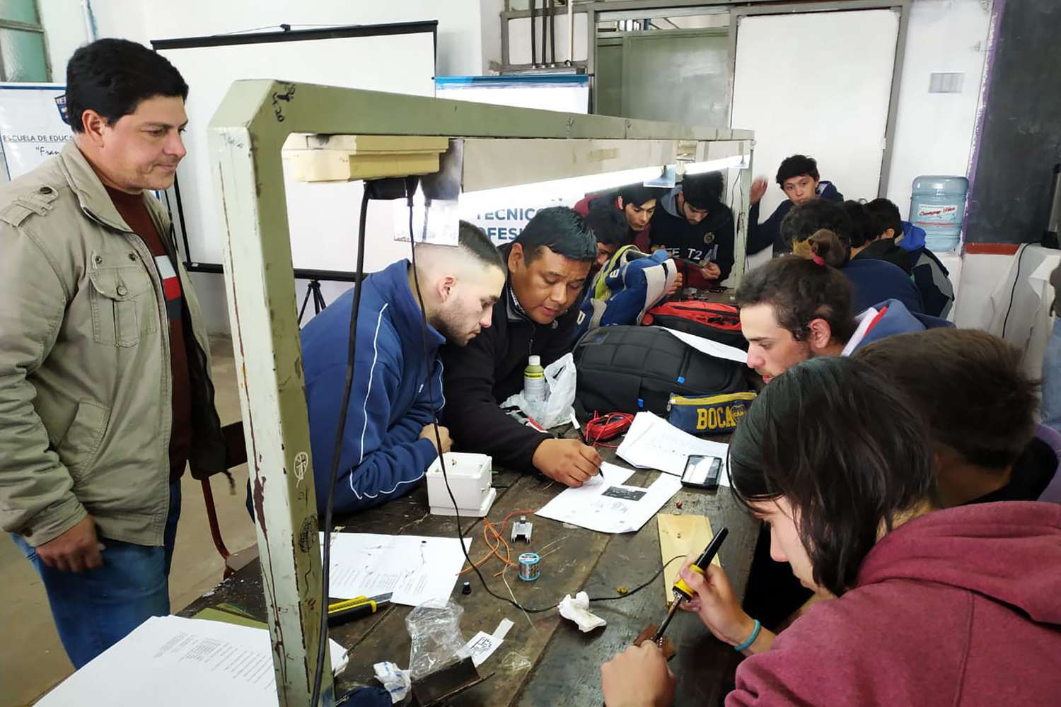 Estudiantes de la Técnica Nº2 realizaron aros magnéticos en Concepción del Uruguay