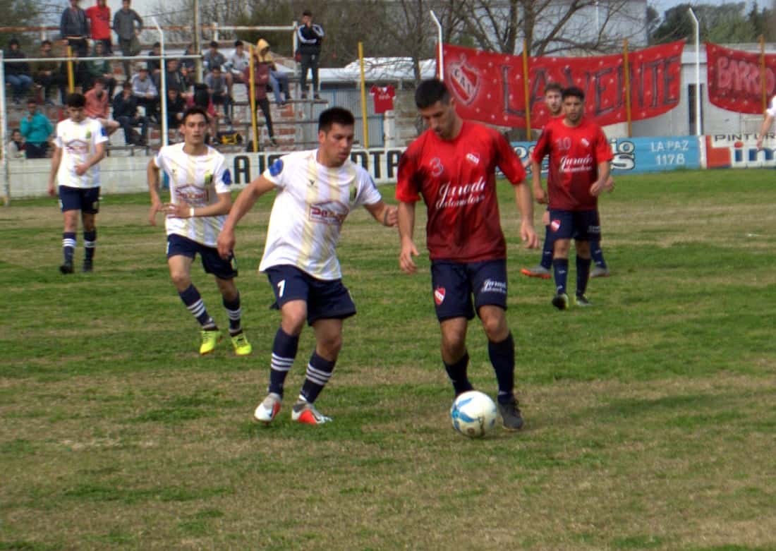 Juventud Urdinarrain fue más, goleó a Independiente y también es puntero