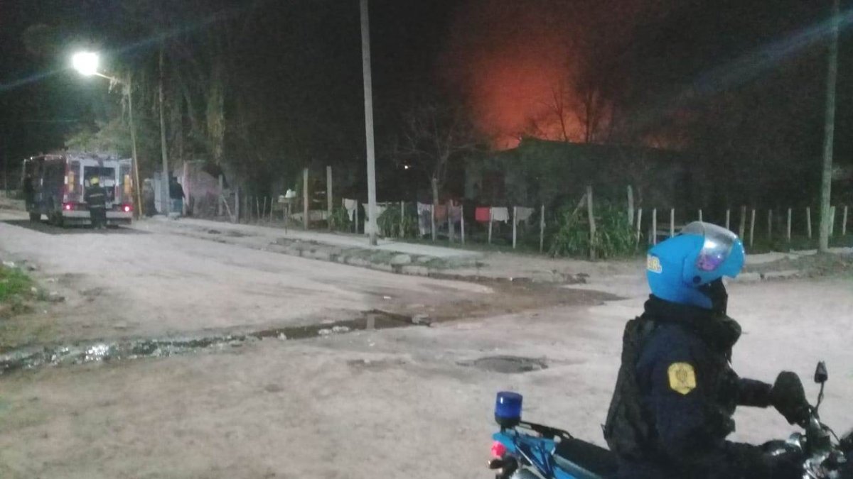 Junto a Bomberos Voluntarios, la Policía llegó al lugar 