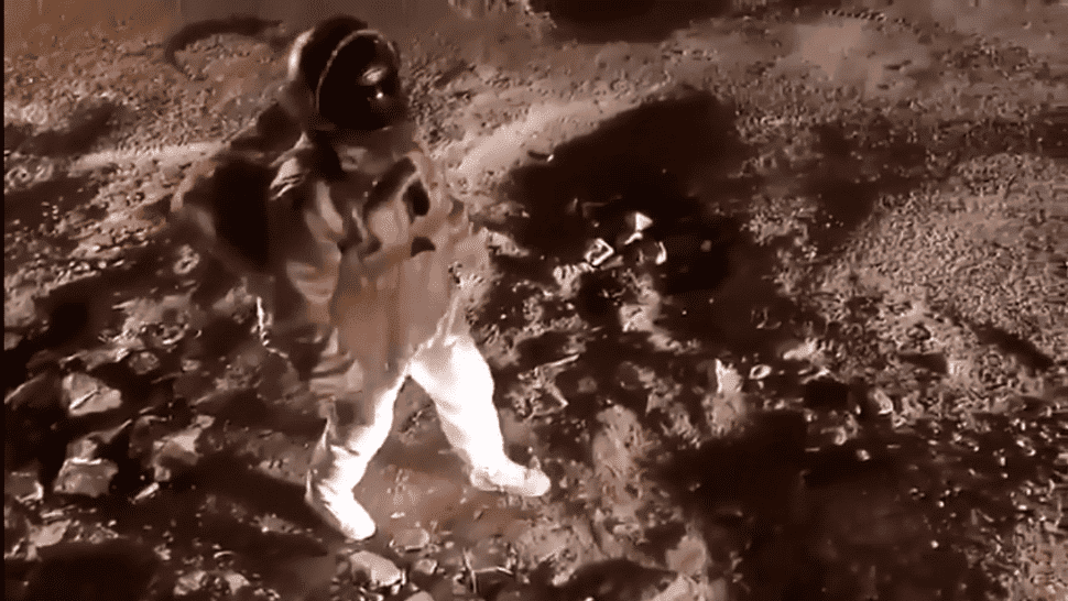 Insólito: se disfrazó de astronauta para protestar por el mal estado de las calles