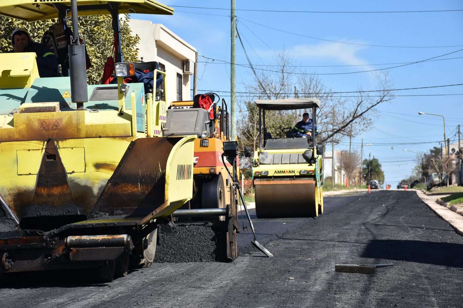 Continúan trabajos de asfalto en la calle Bolívar