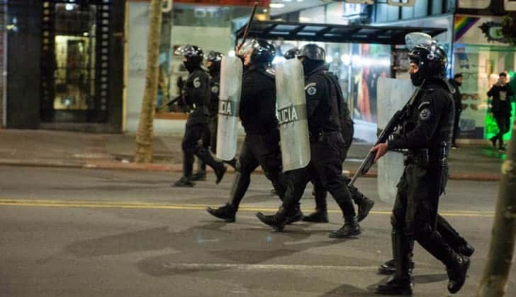 Cuatro detenidos y un policía herido tras manifestación contra UPM en Uruguay