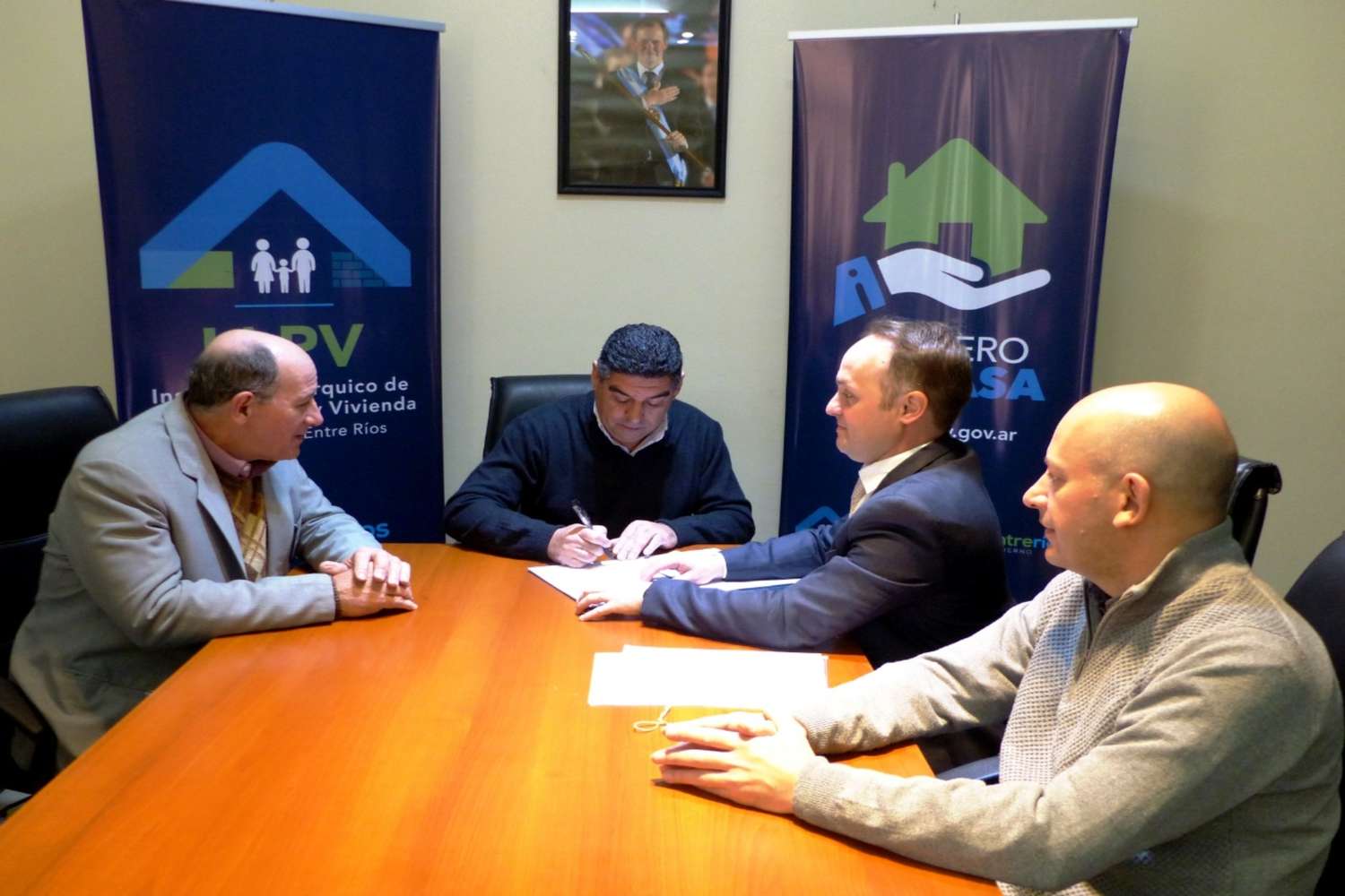 Firman el contrato para la obra de 15 viviendas