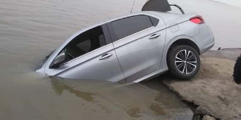 Dejó su auto estacionado, pero al volver lo encontró sumergido en el río Paraná 