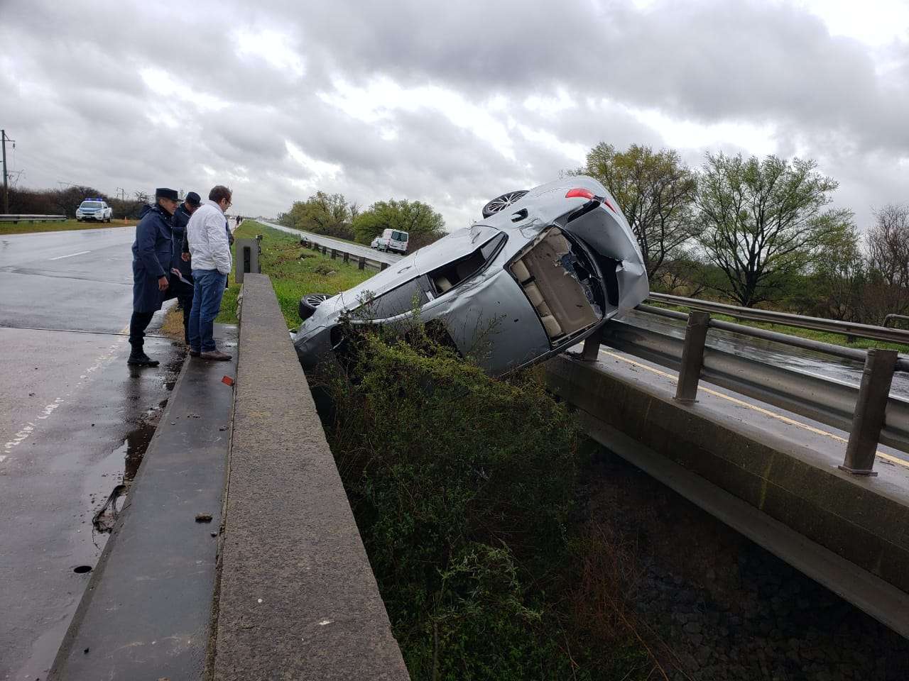 Terrible choque de un auto contra un puente en la ruta 12