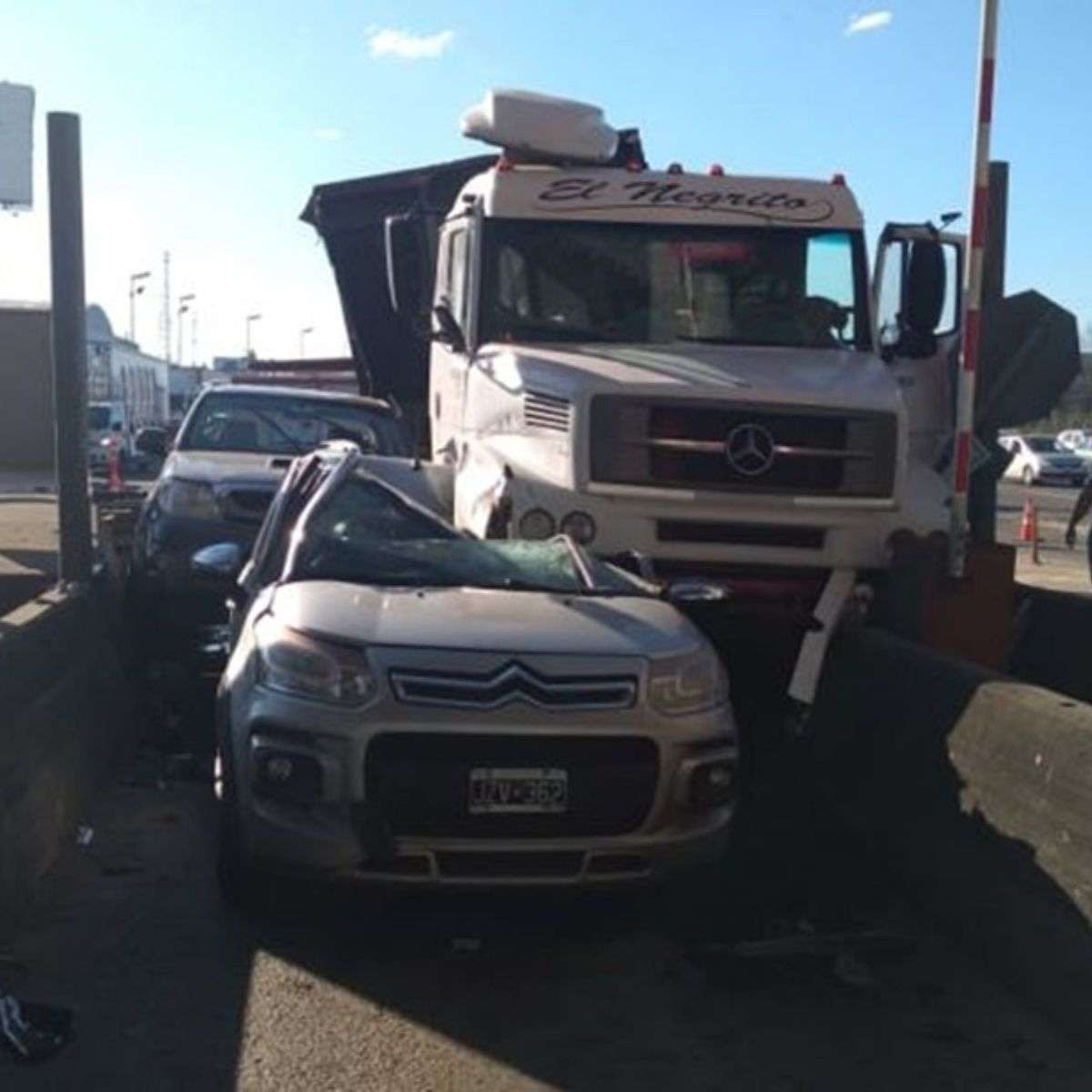 Un camión se quedó sin frenos y aplastó a un auto que esperaba en el peaje