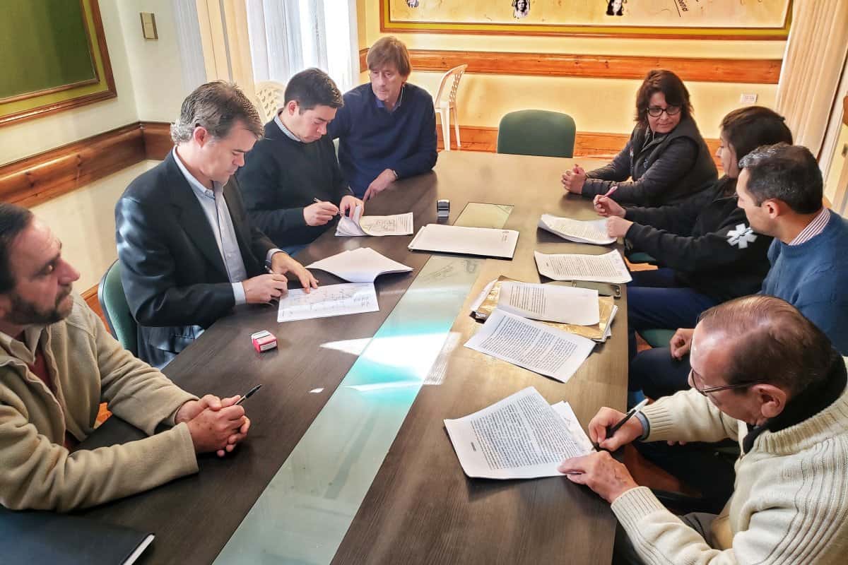 Fin del conflicto: El intendente Piaggio firmó el acuerdo con los propietarios del terreno tomado