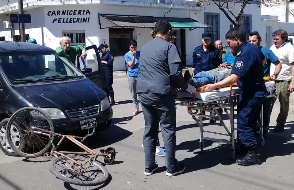 Un anciano colisionó a un hombre en bicicleta que debió ser asistido 