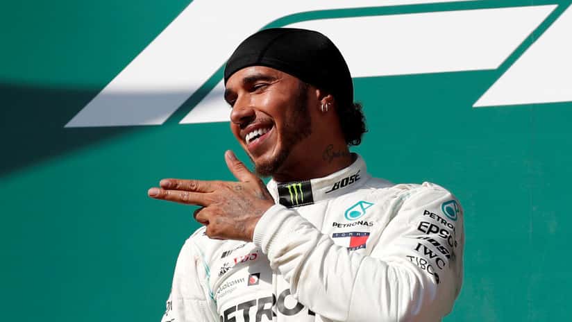 Lewis Hamilton le tiró sin querer el iPhone y le ofreció las disculpas más originales