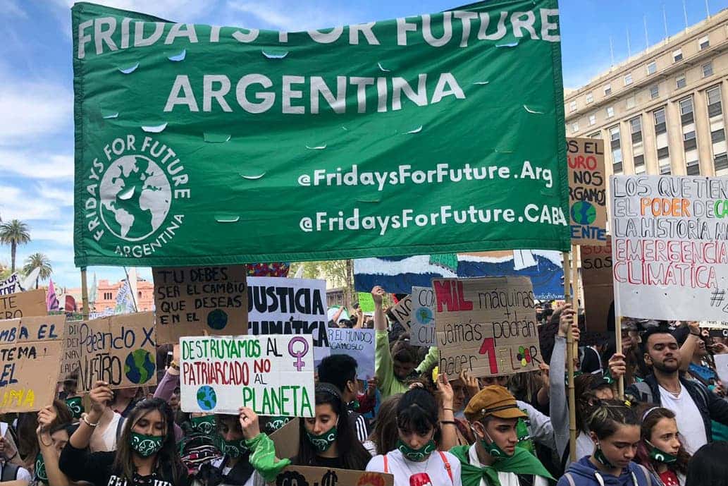 Contundente marcha de los jóvenes: "El pueblo consciente defiende el medio ambiente"