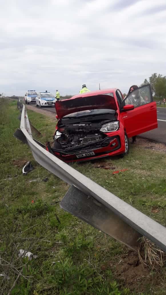 Se accidentaron unos uruguayos en Ruta 12: despistaron y terminaron contra el guarrail
