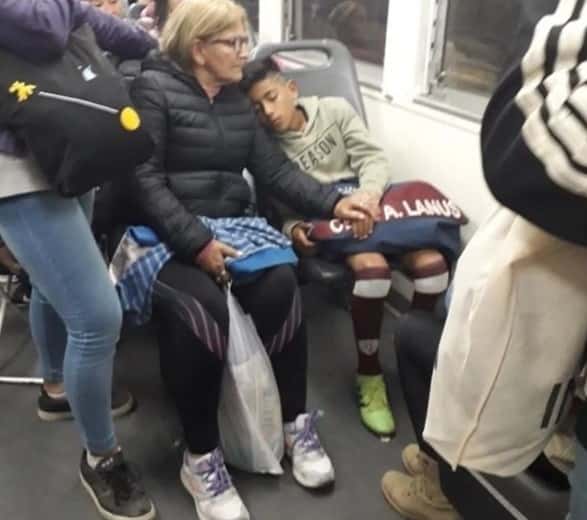 Por qué se viralizó la imagen de este niño mientras dormía en el tren 