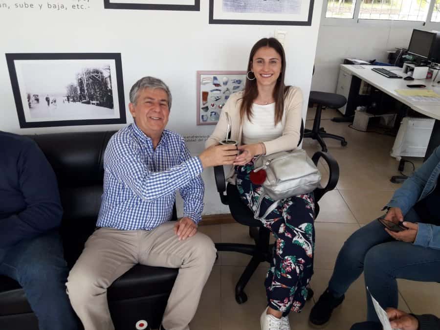 Jimena Bohl, Reina de las carrozas 2019, en la ciudad de Mercedes, República Oriental del Uruguay, con José Luis Perazza, director de Turismo del Departamento Soriano