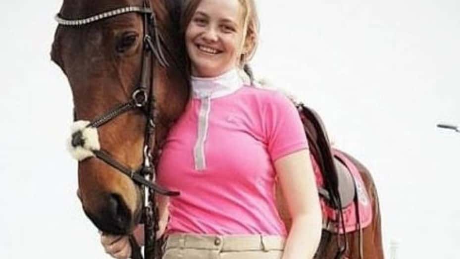 Una joven jinete se comió a su propio caballo y la mataron en las redes sociales