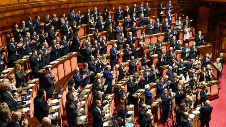 Italia achica el Congreso: para ahorrar, eliminó 230 diputados y 115 senadores