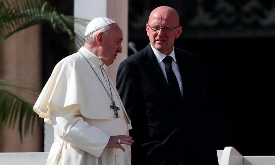 Escándalo de corrupción en el Vaticano: renunció el jefe de seguridad del Papa