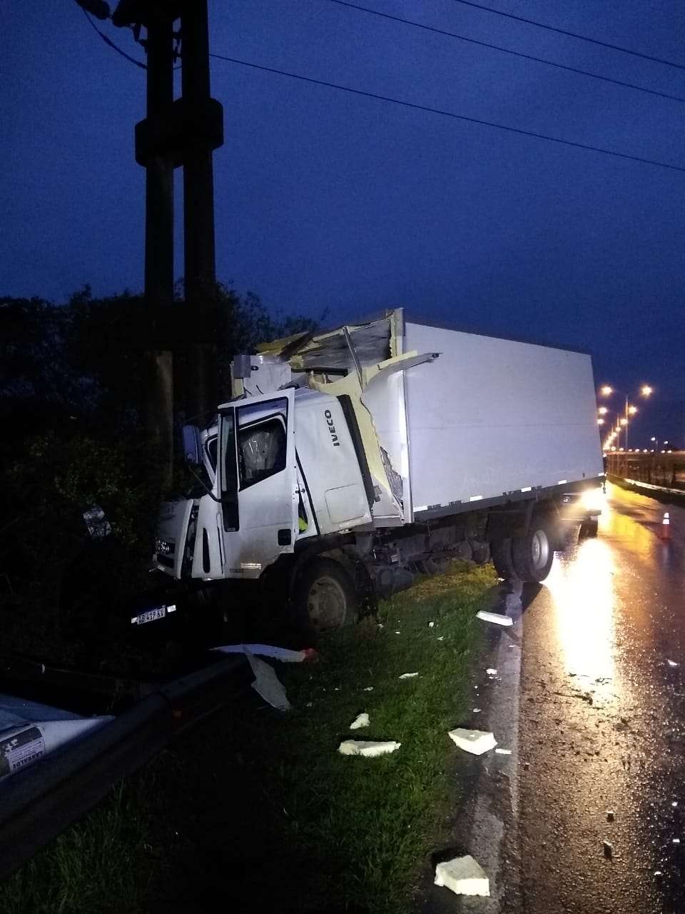 Un camión se estrelló contra una columna de media tensión: el chofer quedó atrapado