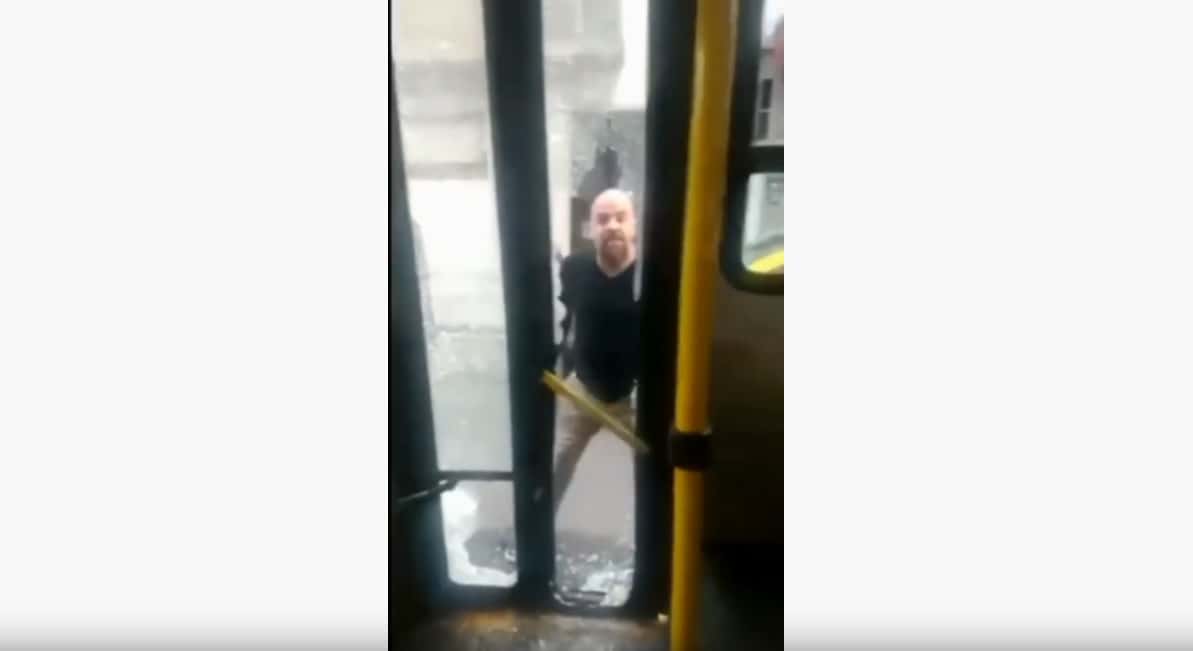 Video que da miedo: Taxista violento rompe la puerta de un colectivo a patadas