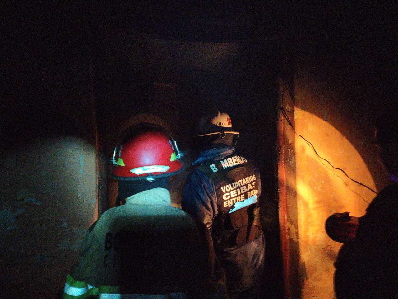 Incendio en una vivienda en Médanos: un bombero resultó herido