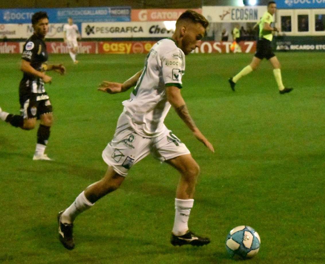 Renzo Tesuri hizo el gol de la victoria de Ferro sobre Estudiantes de Caseros