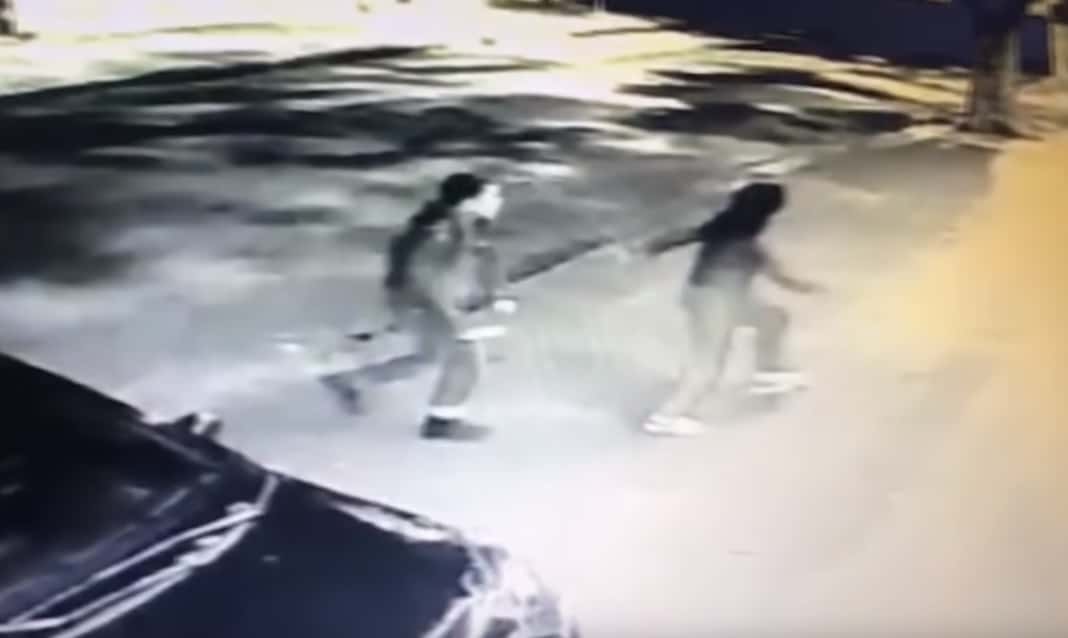 Video: Un hombre fue asesinado a puñaladas y patadas en la vía pública