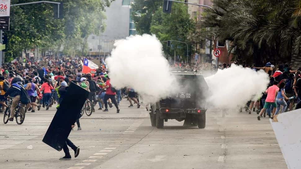 Chile en llamas: Patrulla de Carabineros atropella violentamente a manifestante