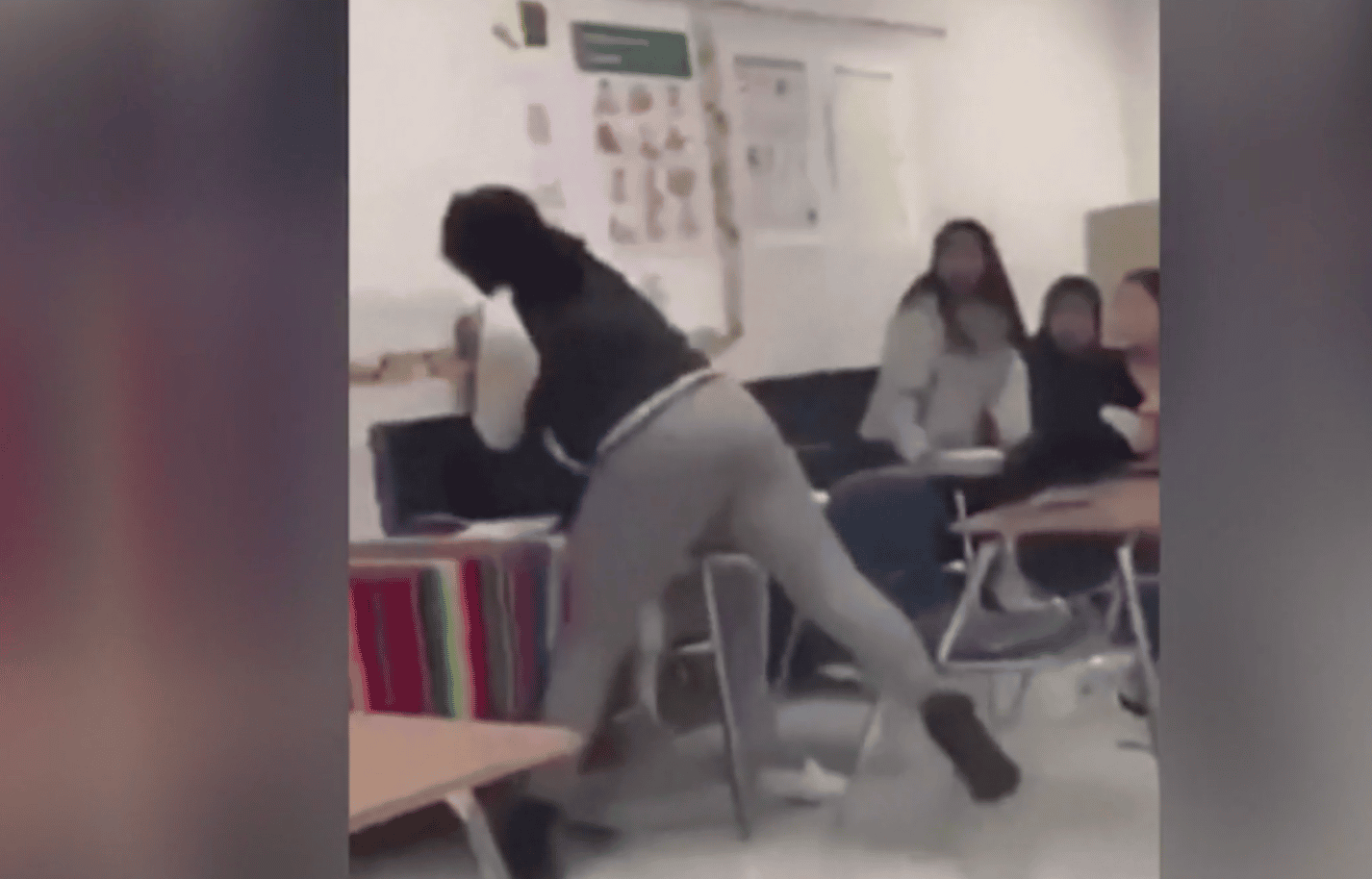Filmaron a una maestra golpeando pisándole la cabeza a una alumna