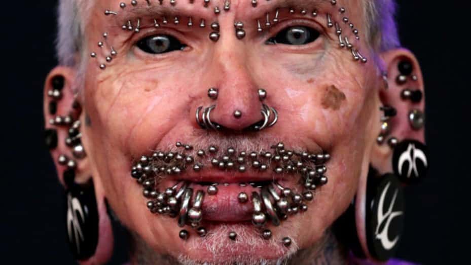 El hombre que tiene 450 piercings, incluido 278 en los genitales
