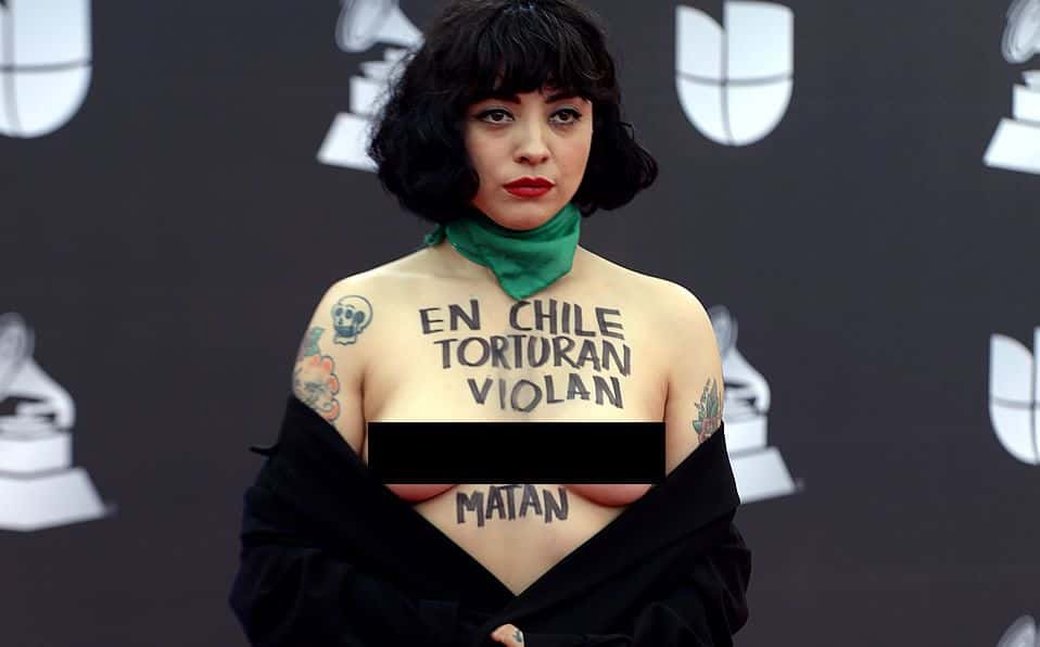 Se desnudó en la alfombra roja de los Grammy para denunciar los abusos en Chile