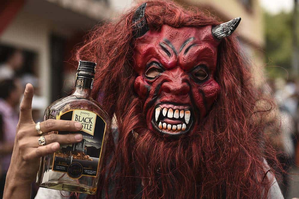 Disfrazado de diablo, un cordobés estafó a un remisero de Paraná