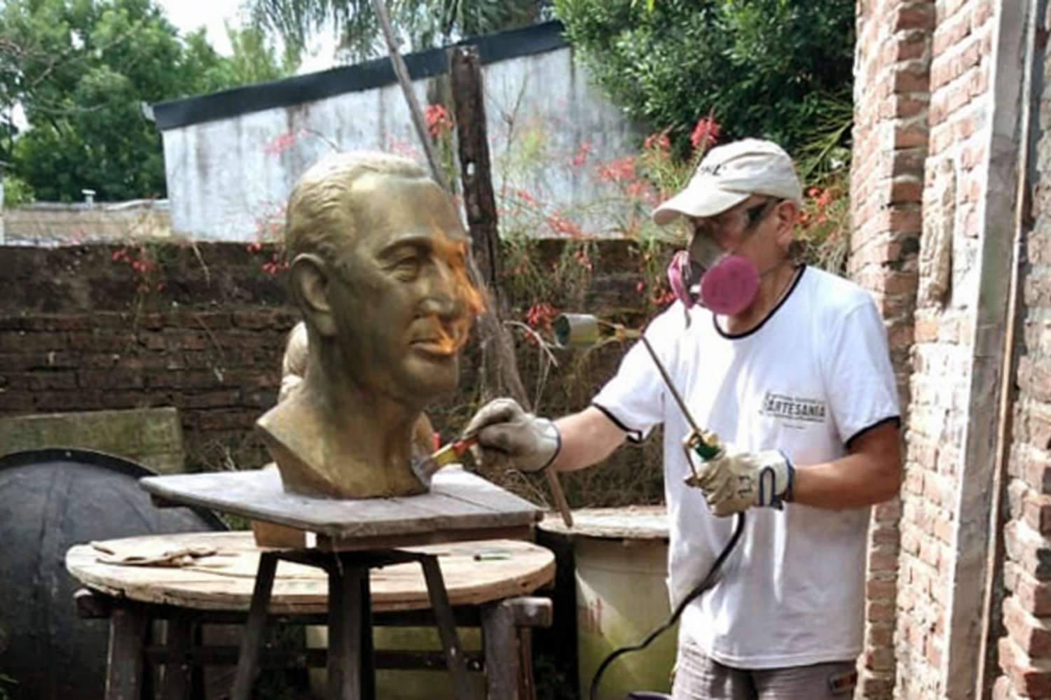 Bustos de Eva y Juan Domingo Perón son restaurados por un artista entrerriano