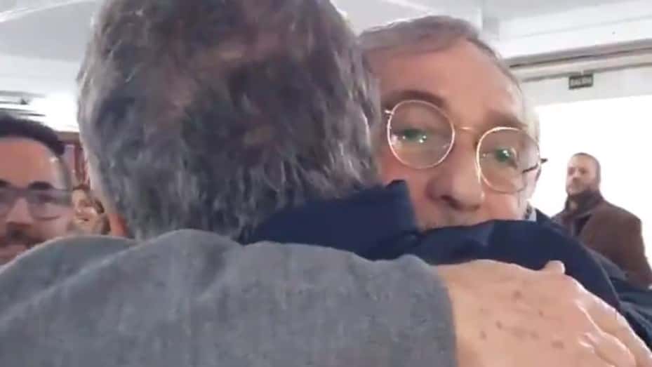 El abrazo del presidente Mauricio Macri y Luis Brandoni en España